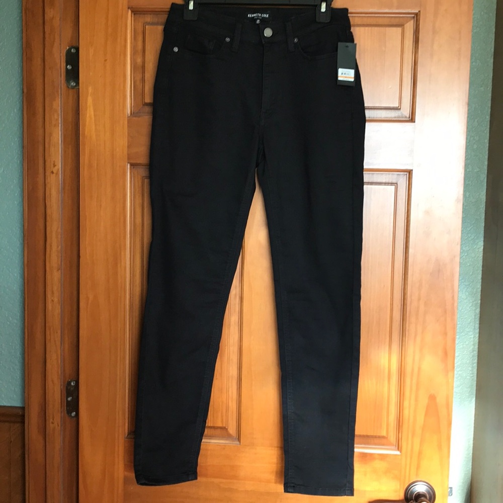 Kenneth Cole ( Jess Skinny)